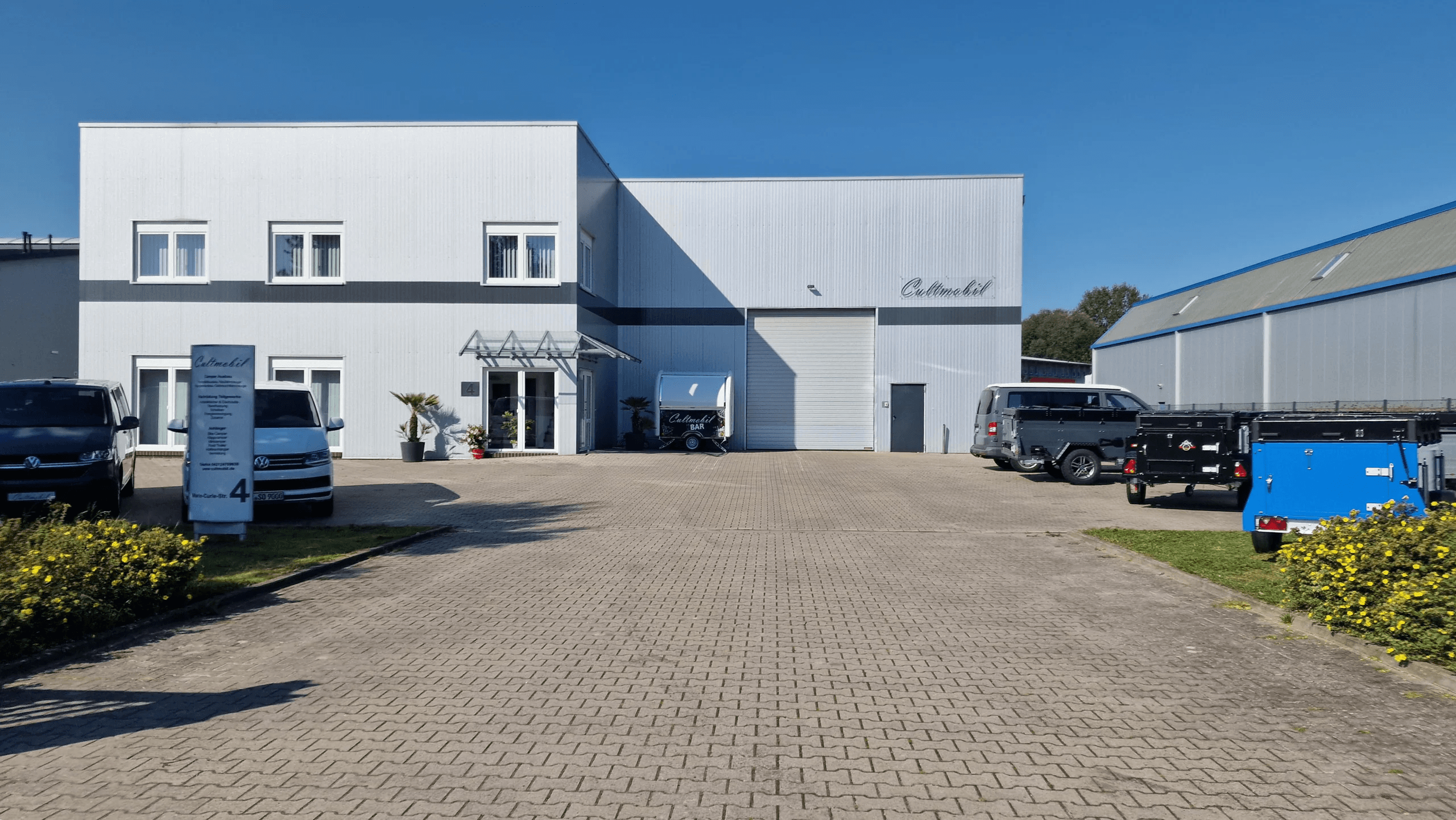Firmengebäude von Cultmobil in Stuhr-Brinkum mit Parkplatz