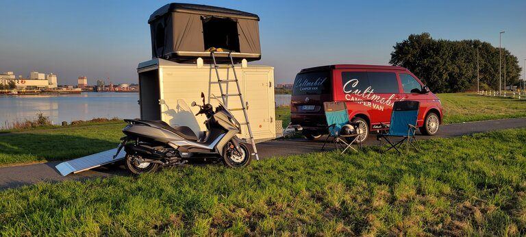 Bike Camper mit Dachzelt und Motorrad am Weserufer