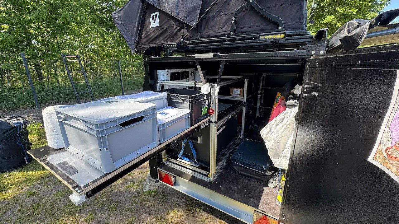 Dachzeltanhänger KT-EB3 Offroad Plus mit Küchenauszug, Kühlbox und Stauboxen