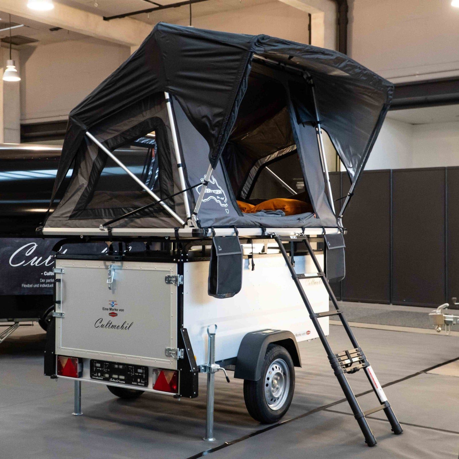 Dachzelt für Auto und Minicamper, 2 Personen, Softcover Softshell, Dreiviertelansicht mit Anhänger