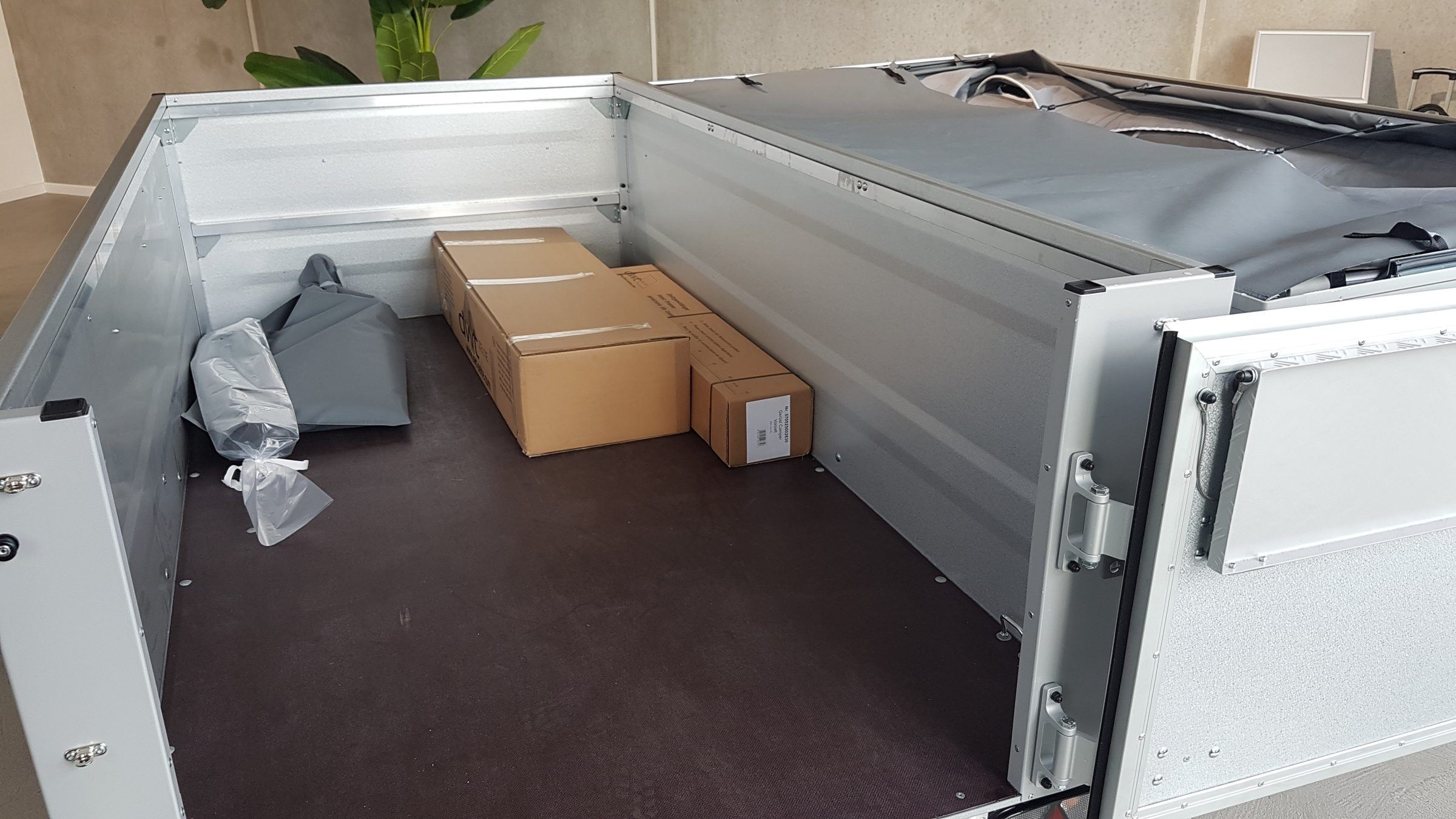 Klappcamper mit aufgeklapptem Deckel und Stauraum