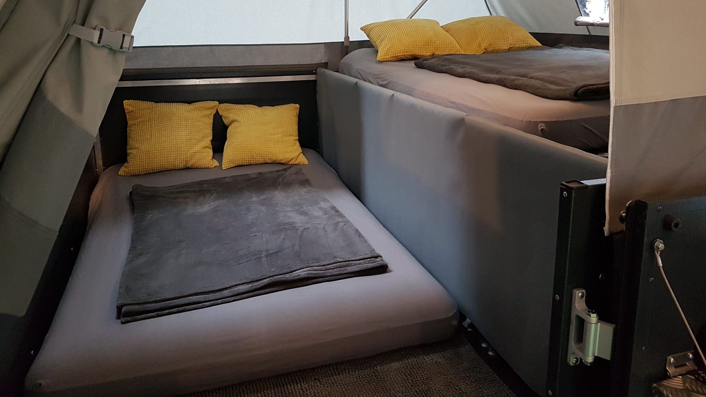 Liegefläche mit Matratze im Klappcamper
