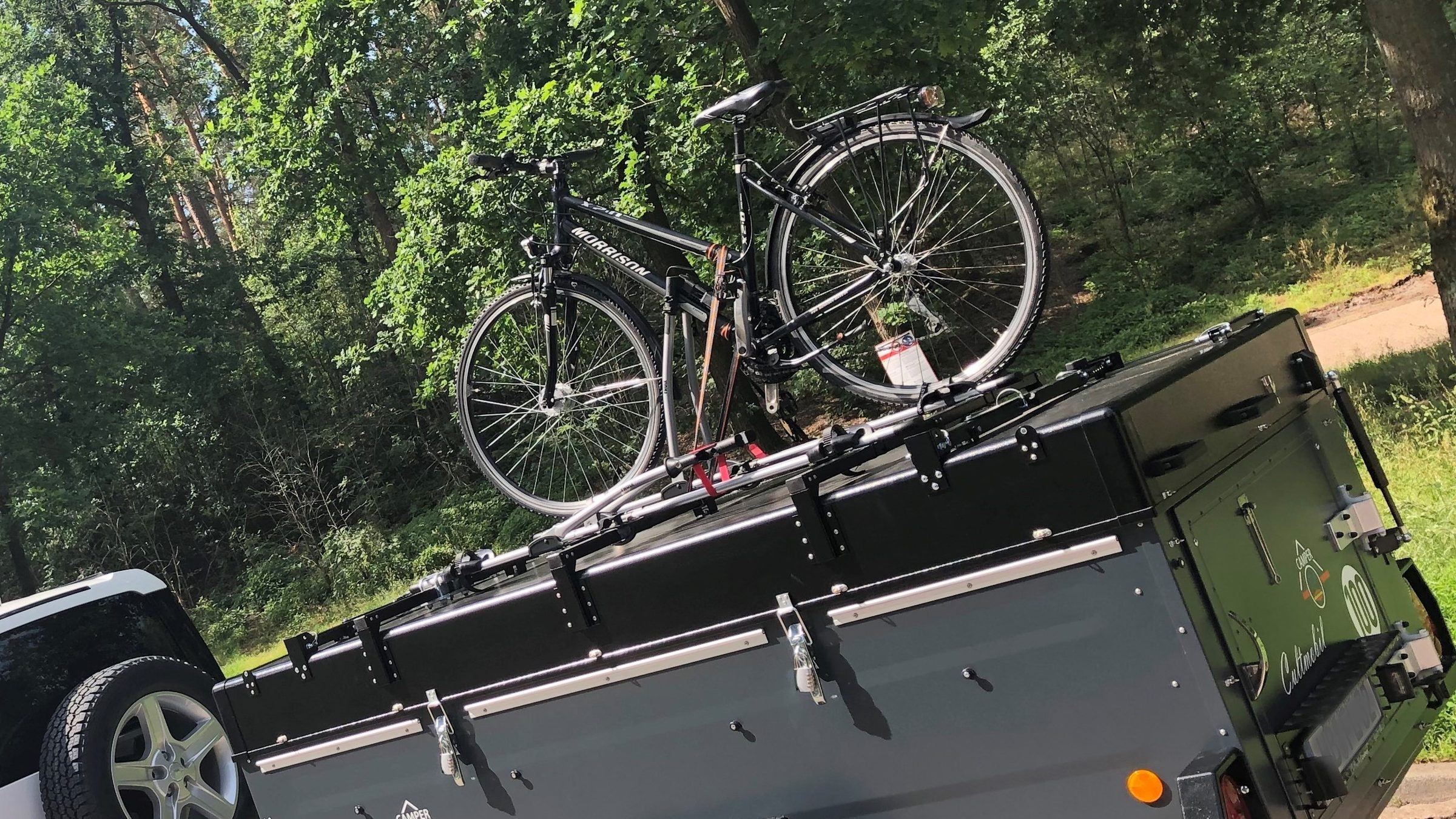 Fahrrad auf dem Deckel des Klappcampers