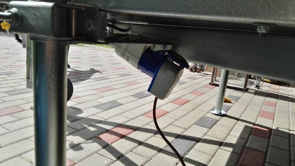 Stützen und Anschluss am Klappcamper