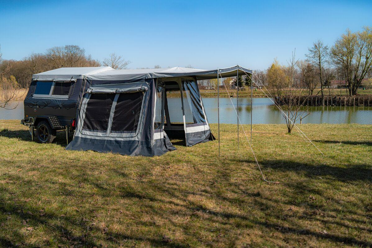 Klappcamper mit Vorzelt am See