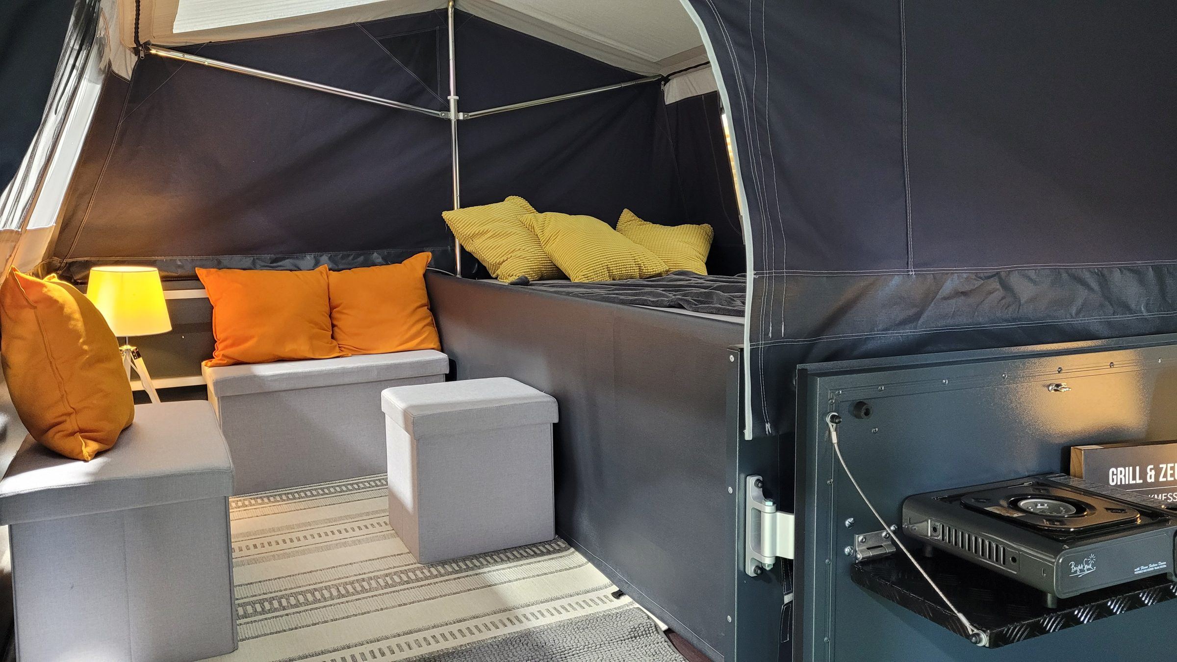 Gezellige zithoek in de Klappcamper