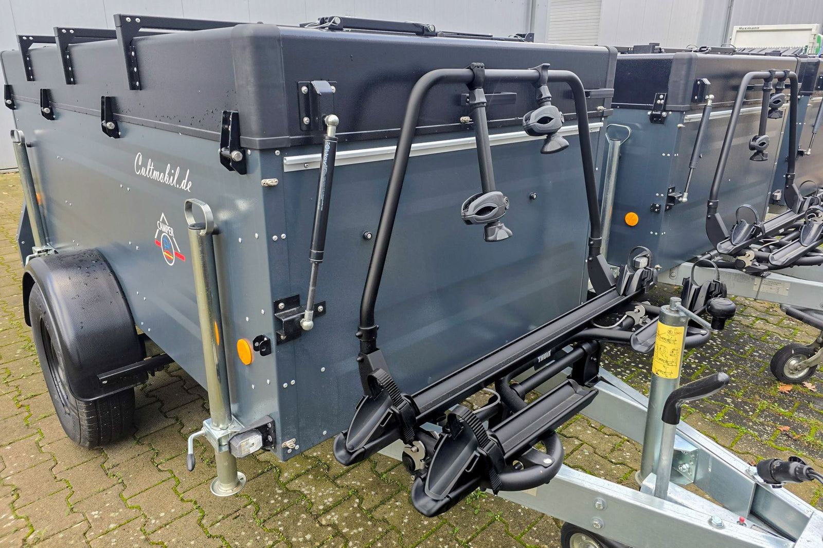 Ein geschlossener Faltcaravan mit aufgebautem Fahrradträger