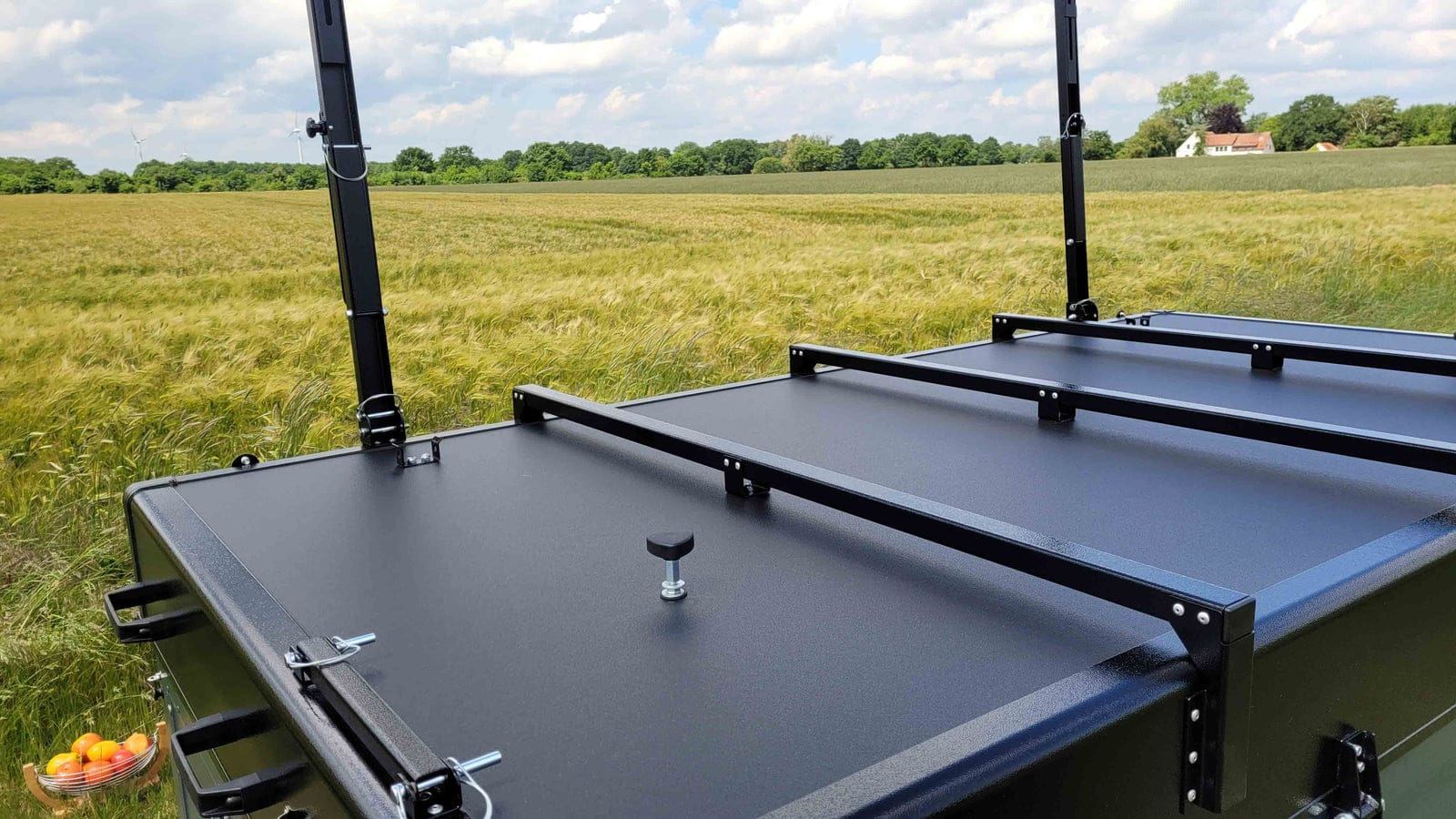 Campinganhänger mit aufgestellten Stützen auf einer Wiese