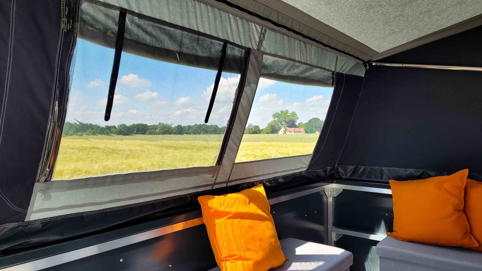 Innenansicht eines Campinganhänger auf die Fenster