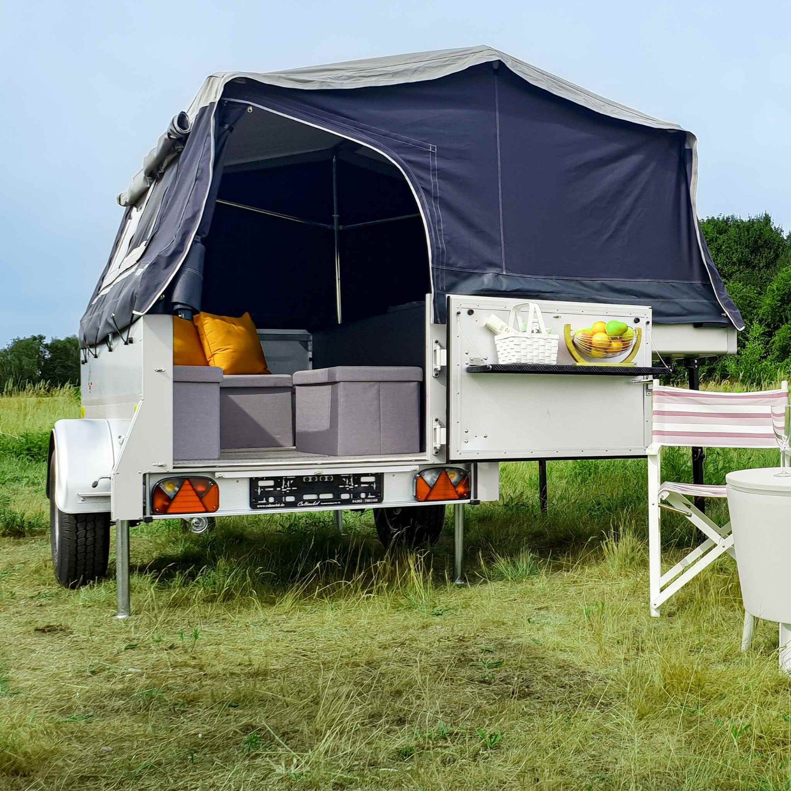 Klappcamper Komplettansicht mit Blick in den Eingang des Campinganhängers