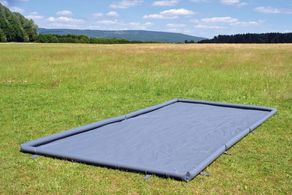 Gezeigt ist eine Wasserschutzplane auf einer Wiese