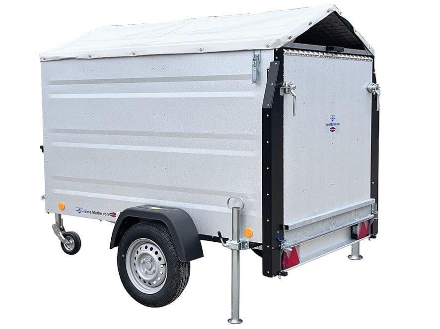 silberner Viehtransporter mit dreieckigem Planendach. Von hinten fotografiert mit geschlossener Rampe aus Aluriffelblech. Holzboden und Schiebestützen und Stützrad