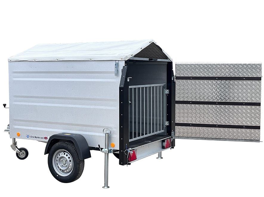 silberner Viehtransporter mit dreieckigem Planendach. Von hinten, seitlich fotografiert mit geöffneter Rampe als Seitentür aus Aluriffelblech. Holzboden und Schiebestützen und Stützrad