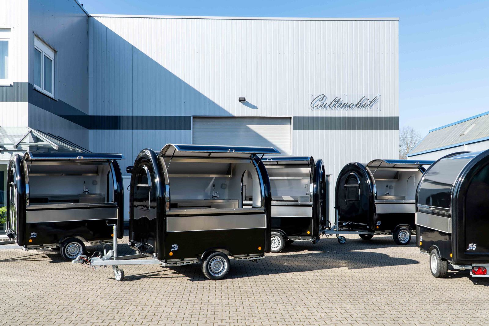 5 Verkaufsanhänger bzw. Foodtrailer vor der Halle der Firma Cultmobil
