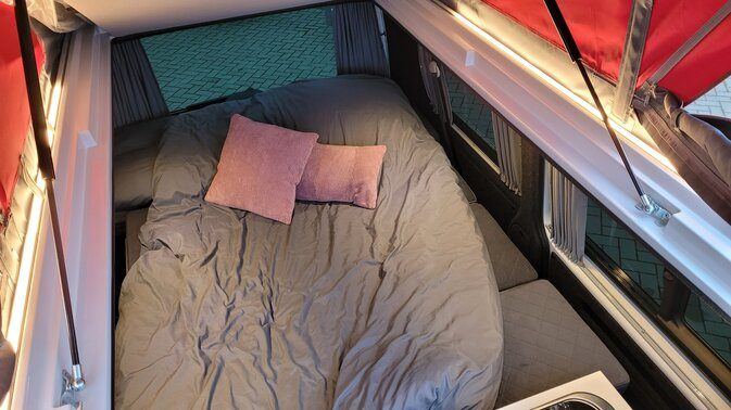 Gemachtes Bett im Heck eines Cultmobil