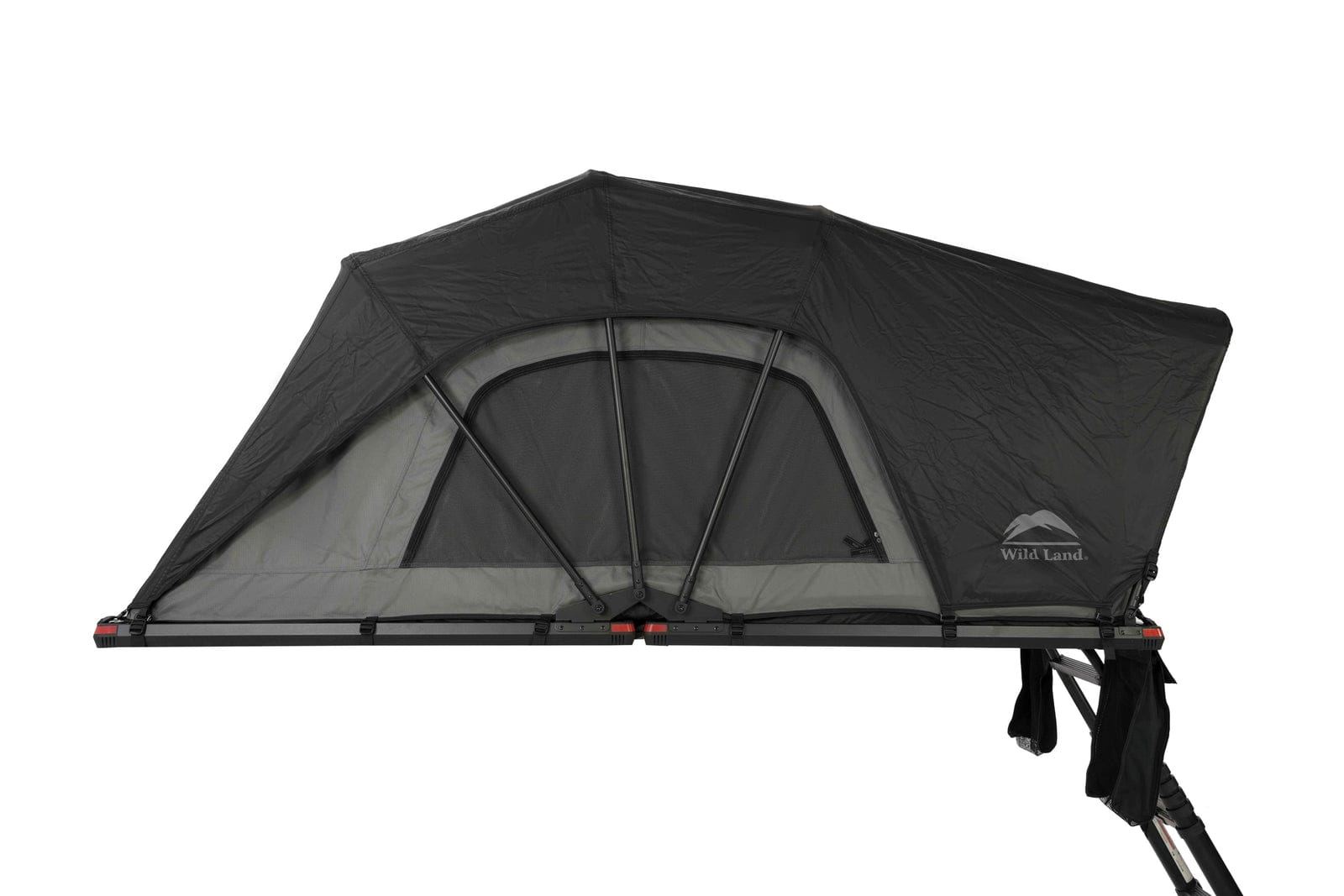 Dachzelt Softtop, leicht, aufgebaut, mit Leiter und Schuhsäcken, Seitenansicht.
